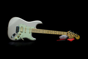 Fender Deluxe Stratocaster® HSS, Maple Fingerboard, Blizzard Pearl